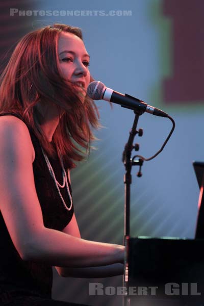 SOPHIE HUNGER - 2013-07-21 - PARIS - Parvis de l'Hotel de Ville - Emilie Jeanne-Sophie Welti